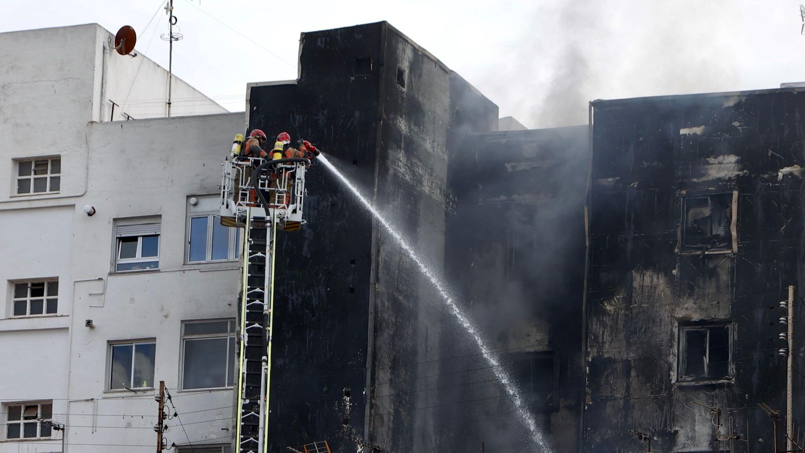 Els bombers durant l'extinció de l'incendi este dimecres a Castelló de la Plana Els bombers durant l'extinció de l'incendi este dimecres a Castelló de la Plana