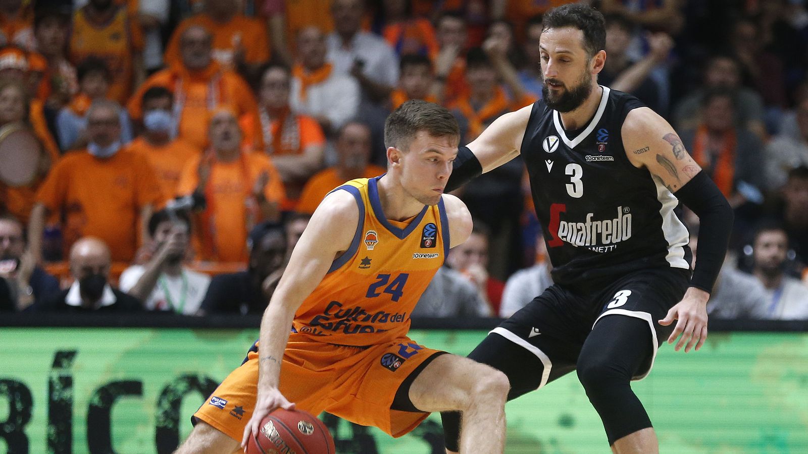 Hermannsson, durant l'últim partit de l'equip de Peñarroya a la Fonteta, contra la Virtus de Bolonya