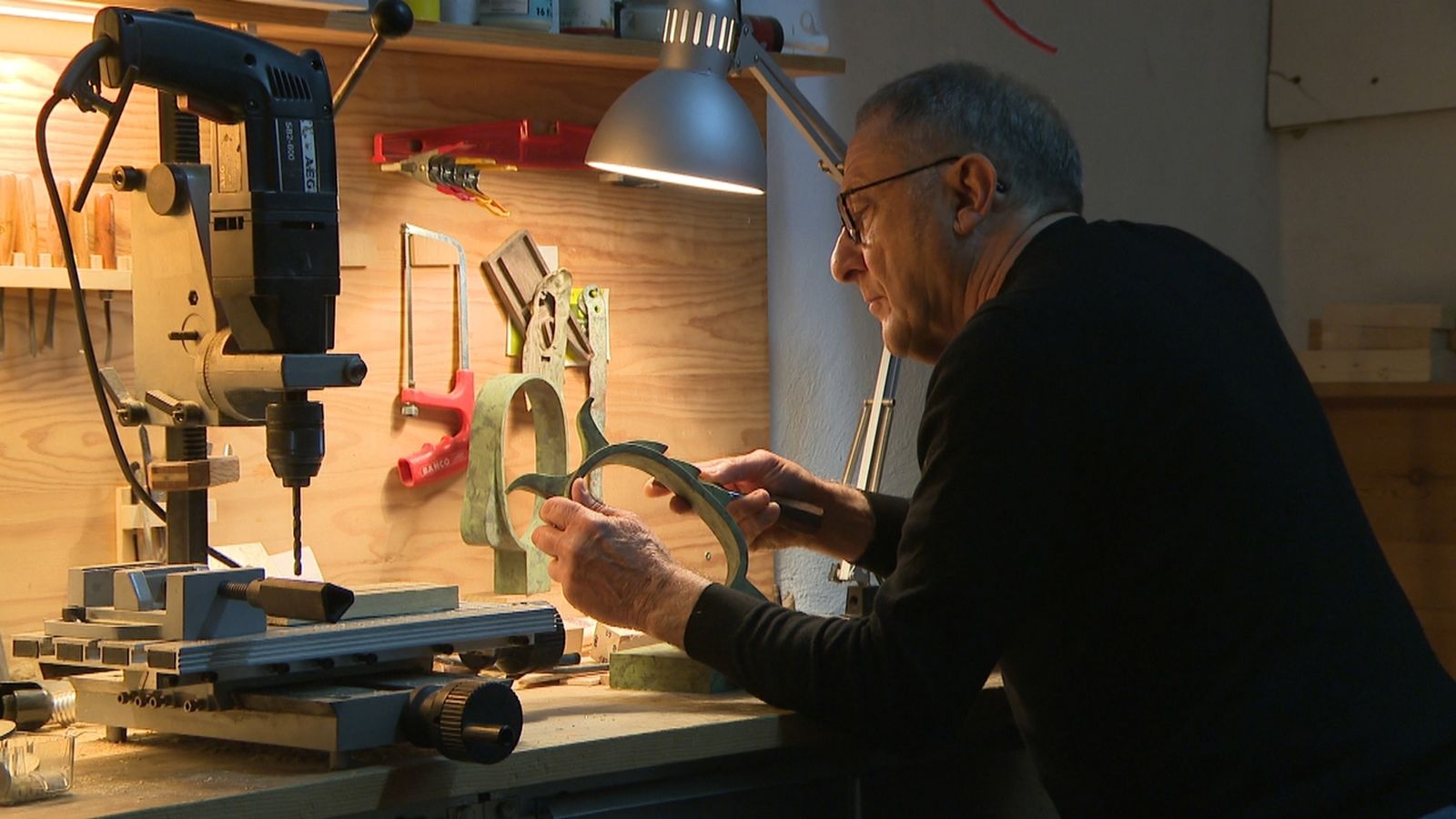 L'artista Dani Nebot treballa al taller