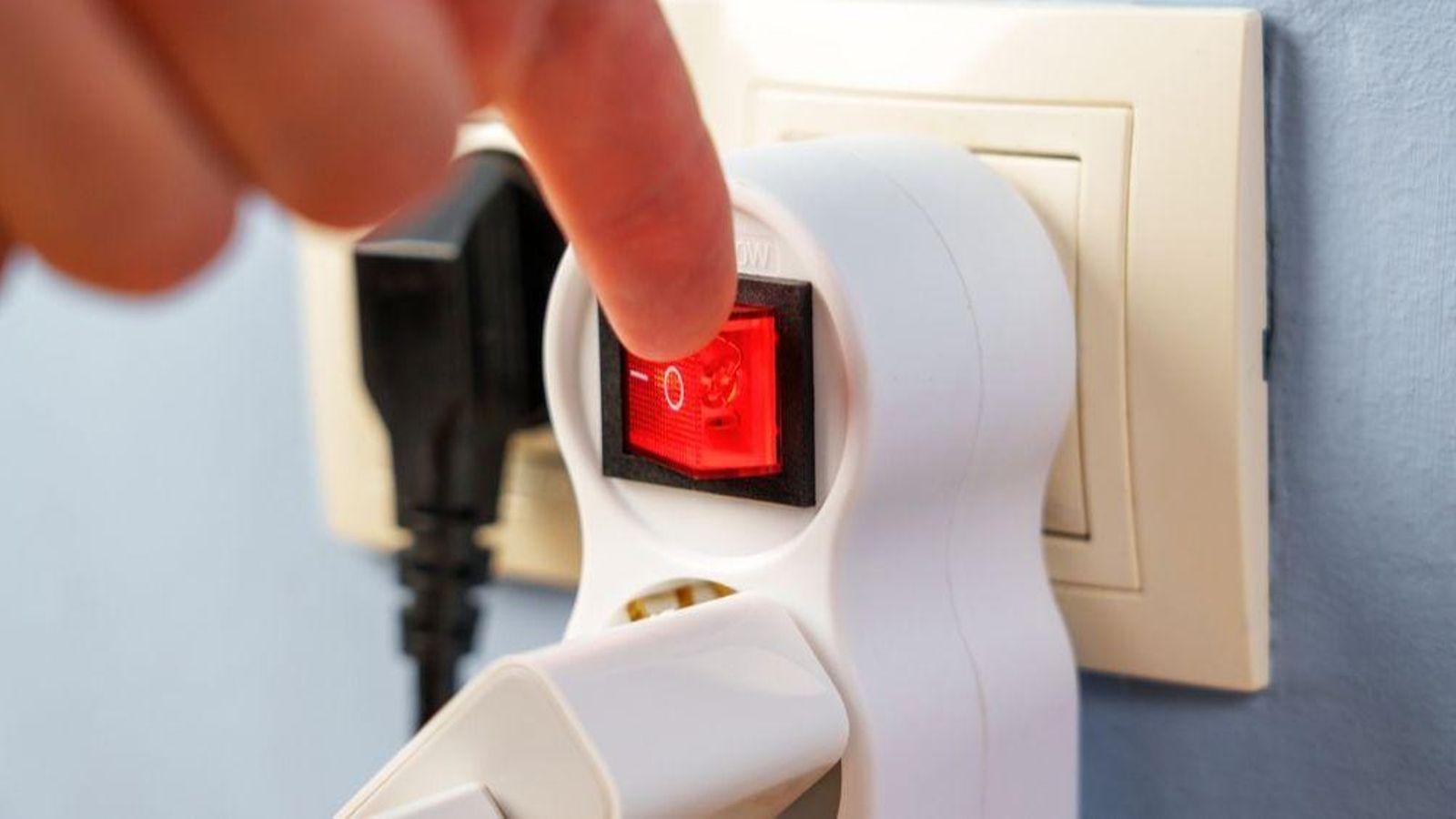 El preu de la llum baixa este dissabte amb 11 hores a cost zero