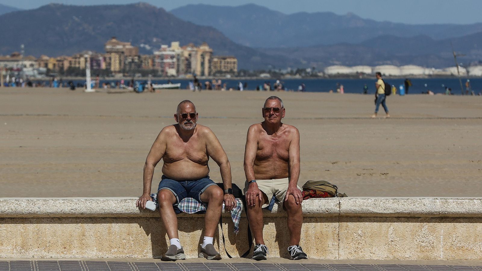 Dos hòmens prenen el sol a la platja de la Malva-rosa