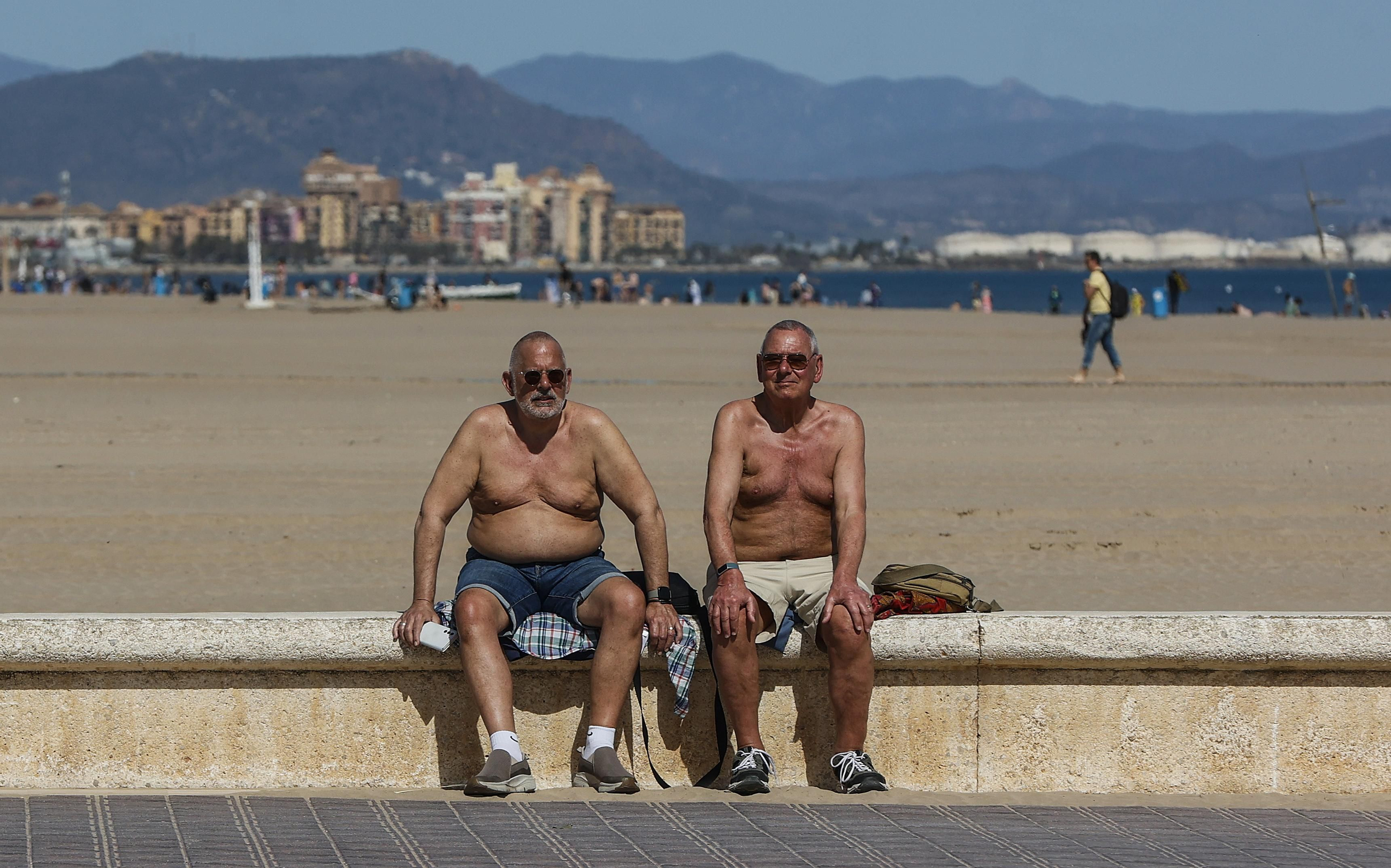 Dos hòmens prenen el sol a la platja de la Malva-rosa Dos hòmens prenen el sol a la platja de la Malva-rosa