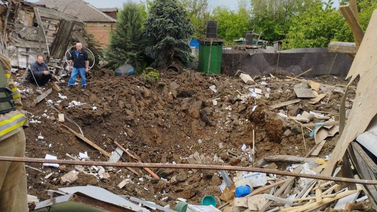 Dos veïns contemplen els danys al seu habitatge causats per un projectil rus al municipi de Bakhmut, a la regió de Donetsk