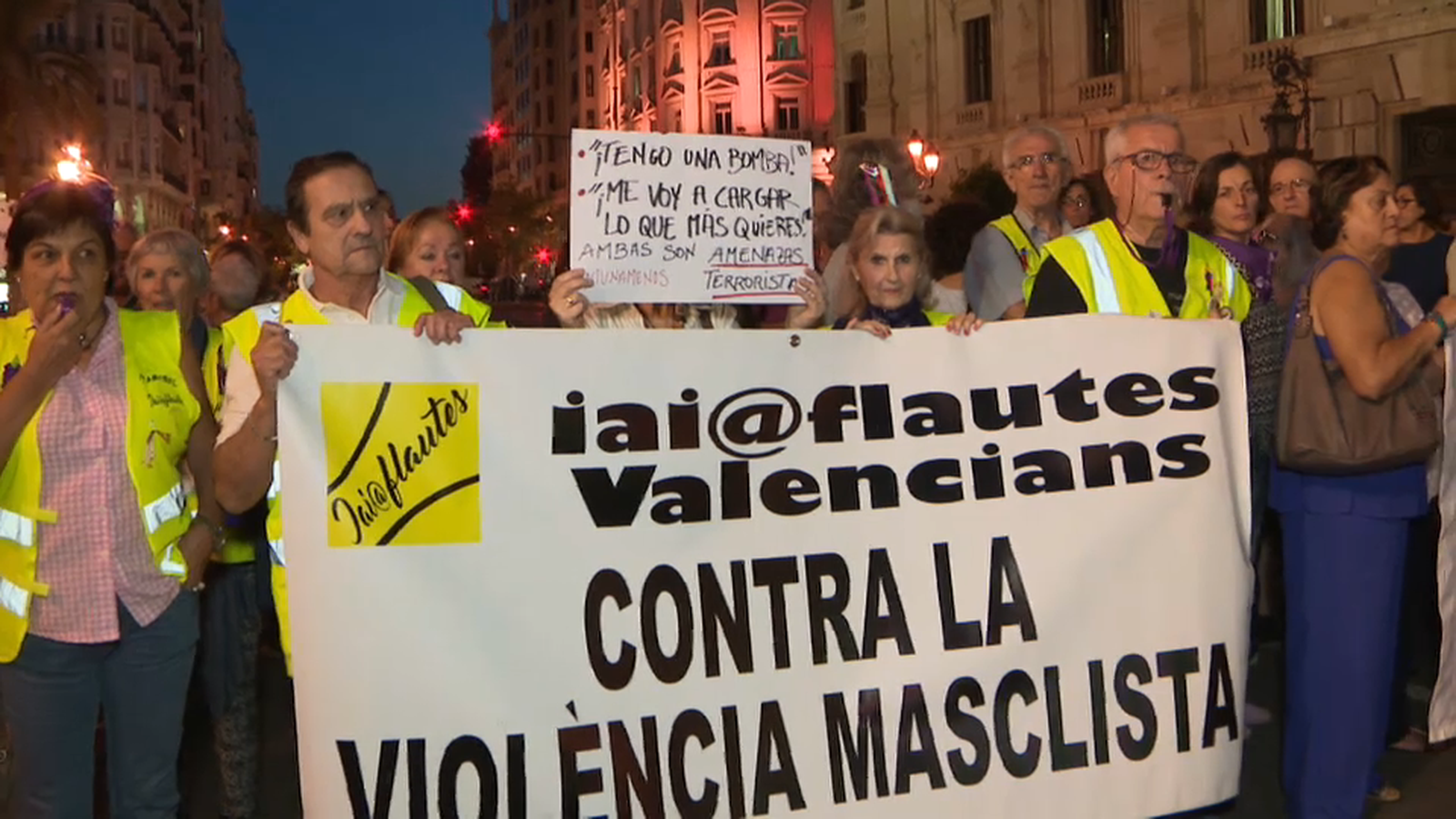 Centenars de persones s'han concentrat a la plaça de l'Ajuntament de València en rebuig cap als últims crims masclistes