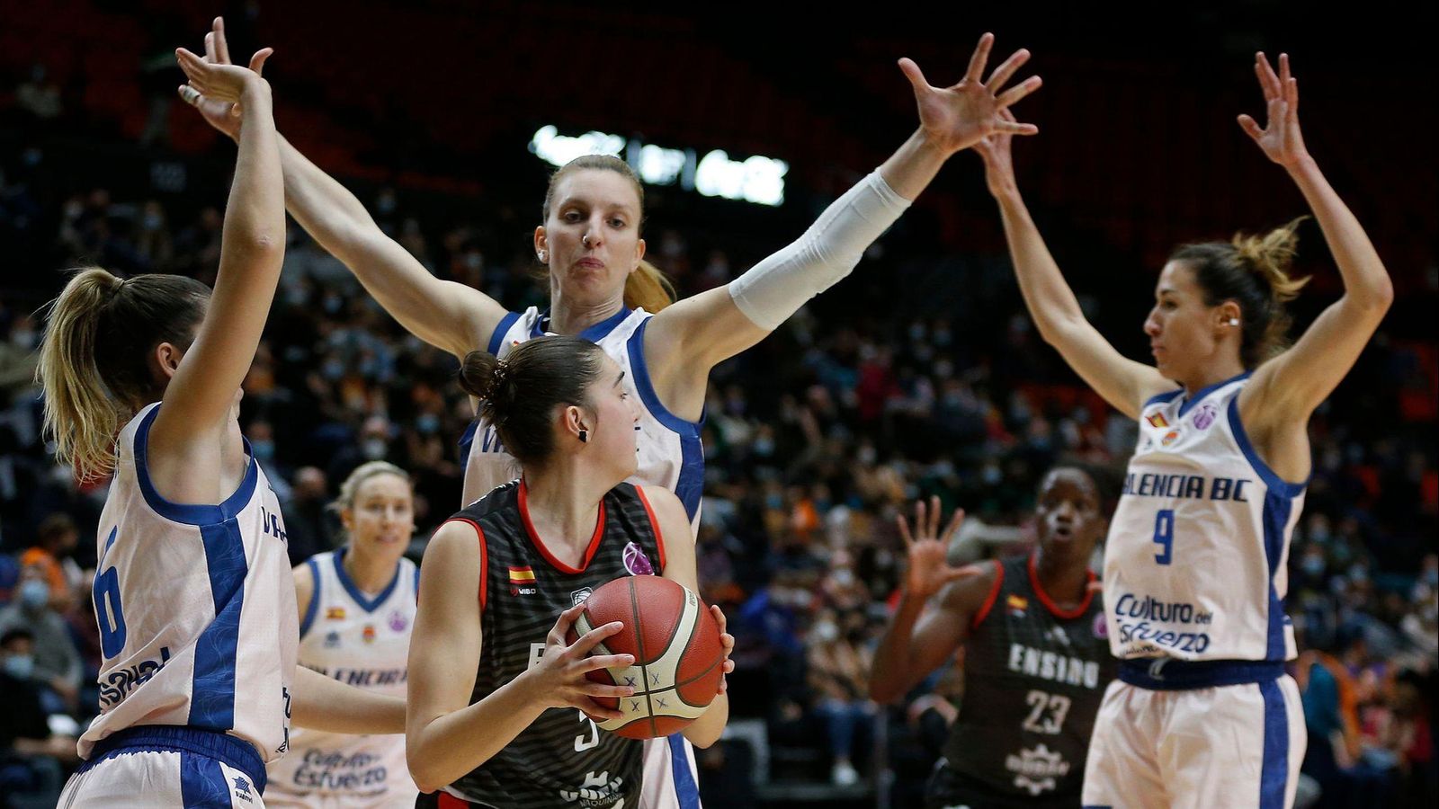 Lorena Segura, Laura Gil i Queralt Casas tracten de taponar una jugadora rival