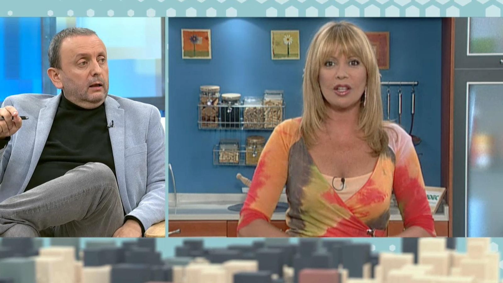 El periodista Kiko Arabí durant la seua intervenció en A la Ventura, al costat d'una imatge de Barbara Rey