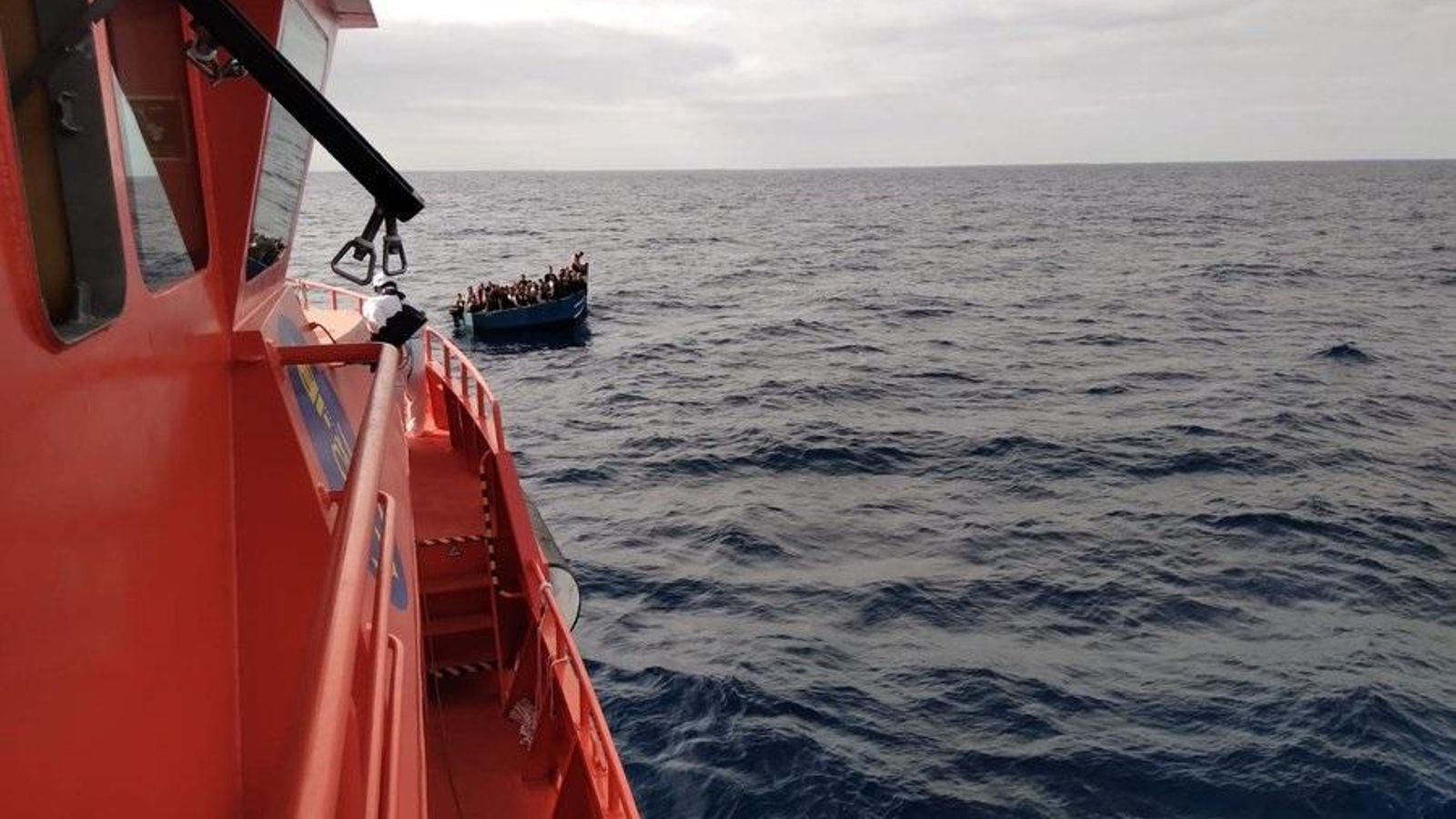 Imatge d'arxiu de Salvament Marítim rescatant migrants que viatgen amb pastera Imatge d'arxiu de Salvment Marítim rescatant migrants que viatgen amb pastera