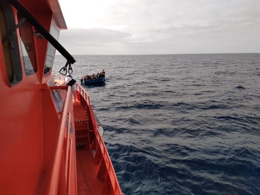 Imatge d'arxiu de Salvament Marítim rescatant migrants que viatgen amb pastera Imatge d'arxiu de Salvment Marítim rescatant migrants que viatgen amb pastera