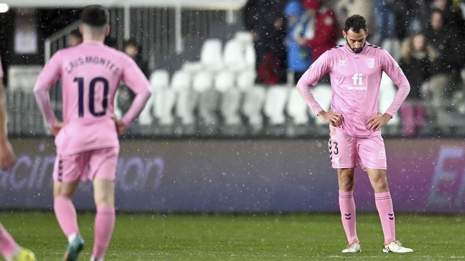 Cris Montes i Iván Martos es lamenten després del gol