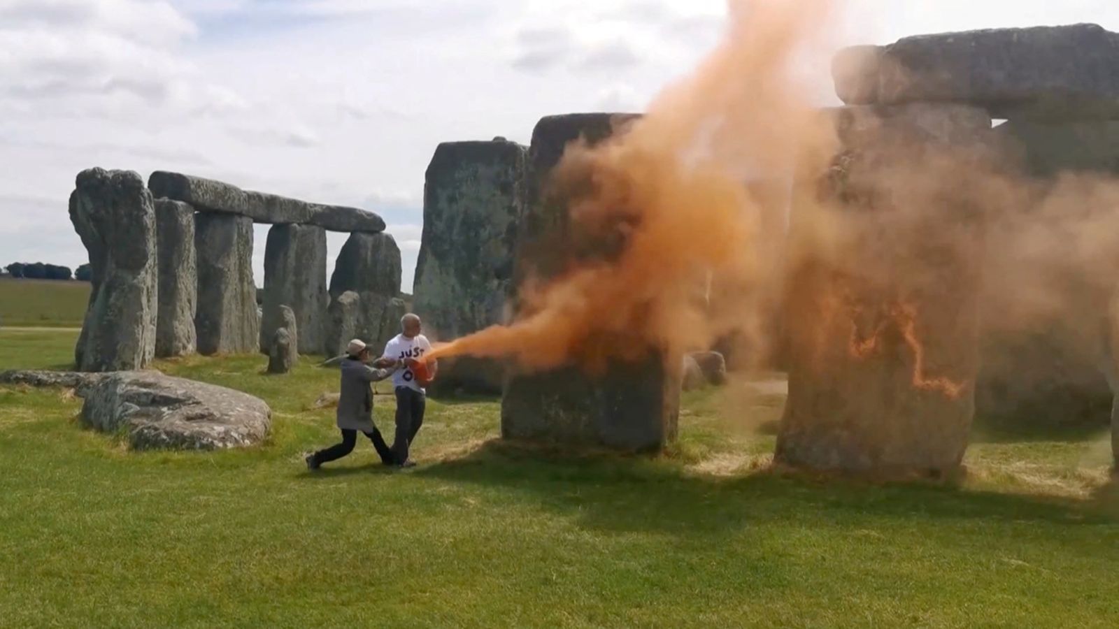 Dos activistes arruixen amb pintura taronja el monument de Stonehenge