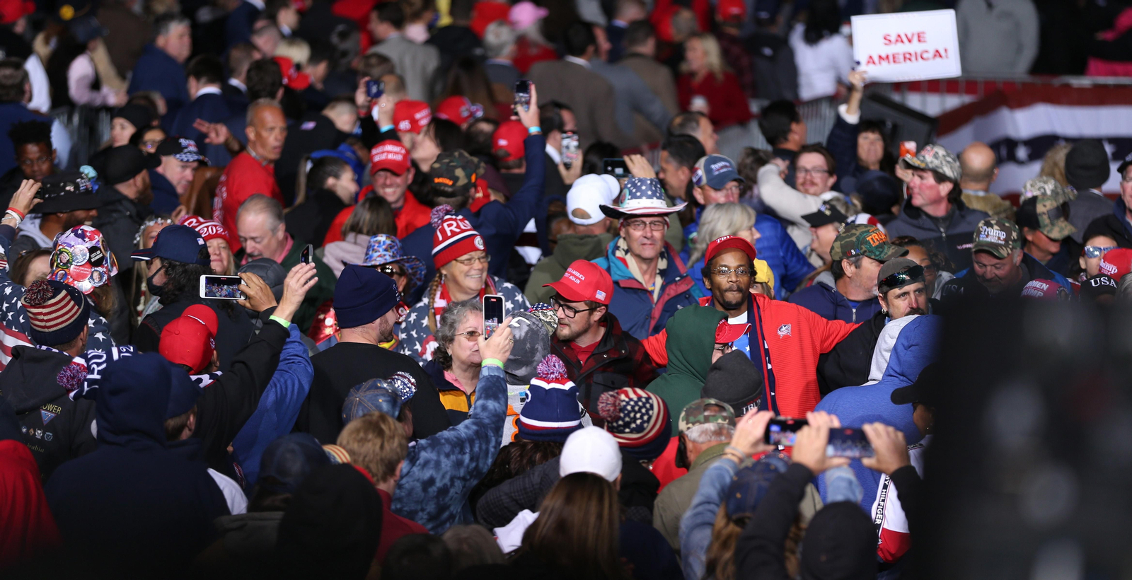 Seguidors de Trump en un míting en l'aeroport internacional de Dayton a Vandalia, Ohio