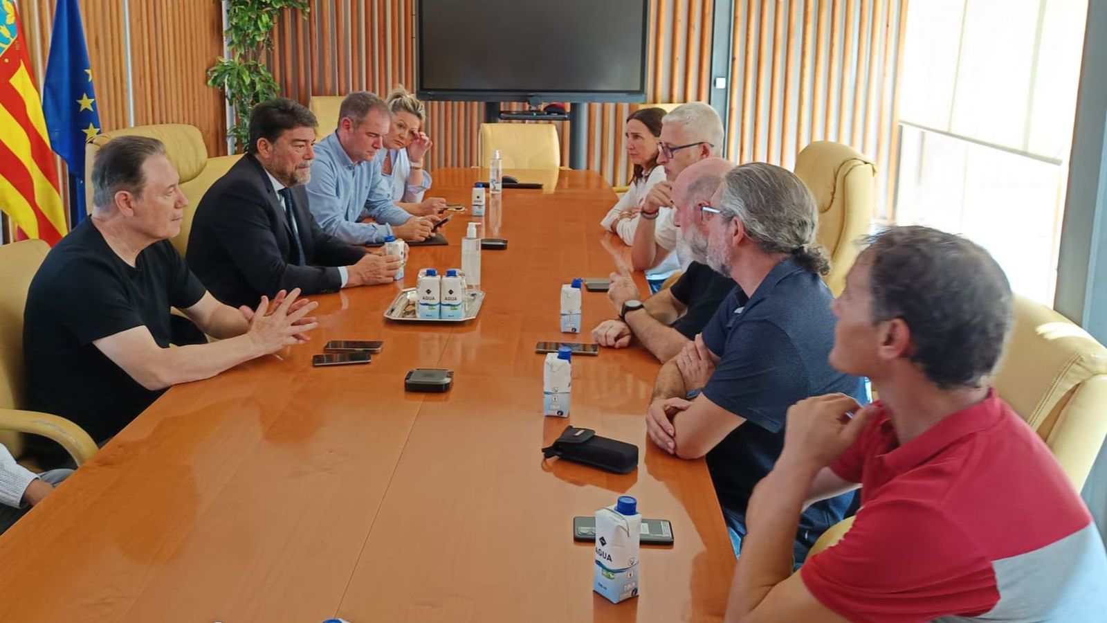 L'alcalde en la reunió que va mantindre dijous amb els tècnics de Cultura per a valorar la situació de l’edifici després dels despreniments