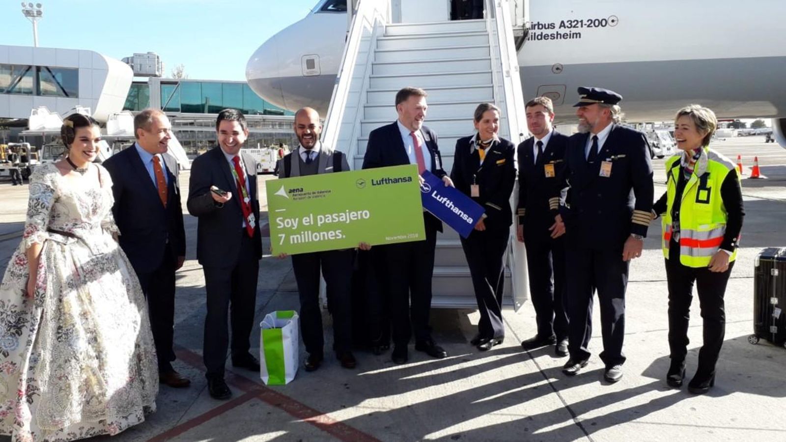 El passatger 7 milions posa amb la comitiva d'Aena