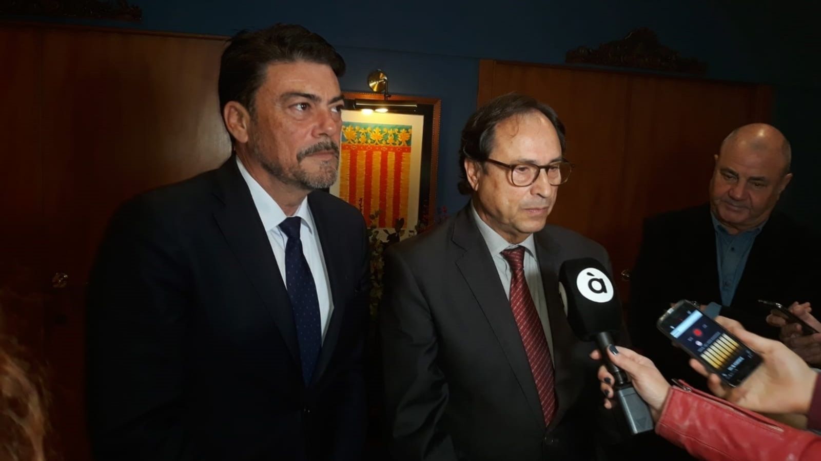 L'alcalde d'Alacant (esquerra), Luis Barcala, i el conseller Vicent Soler, atenen aquest dilluns els mitjans