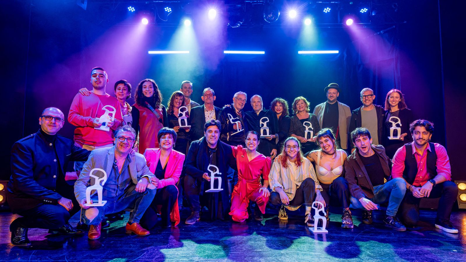 Els guardonats amb els premis Avetid, amb els seus premis, en finalitzar la gal·la aquest dilluns