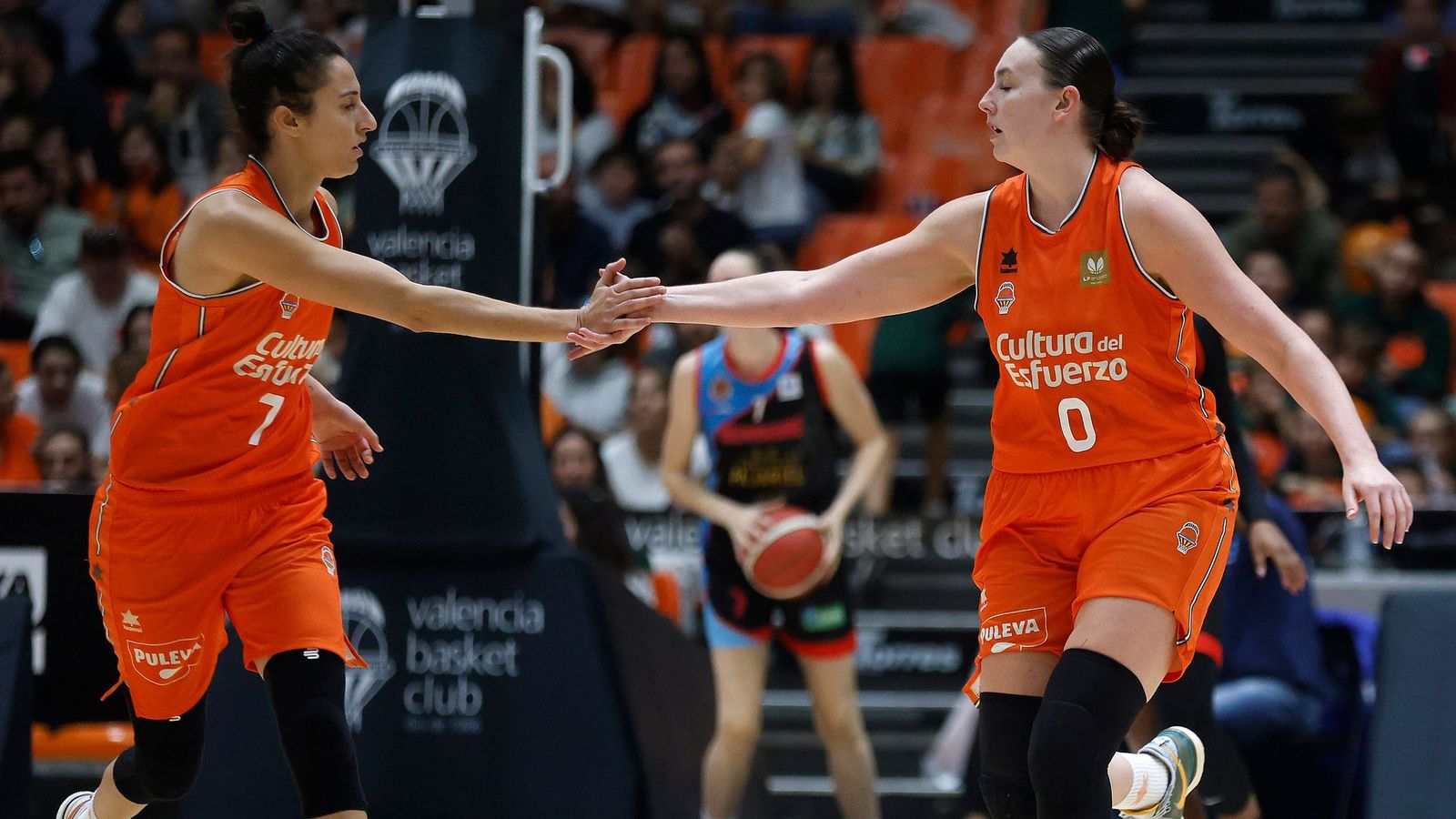 Alba Torrens i Merritt Hempe celebren una acció