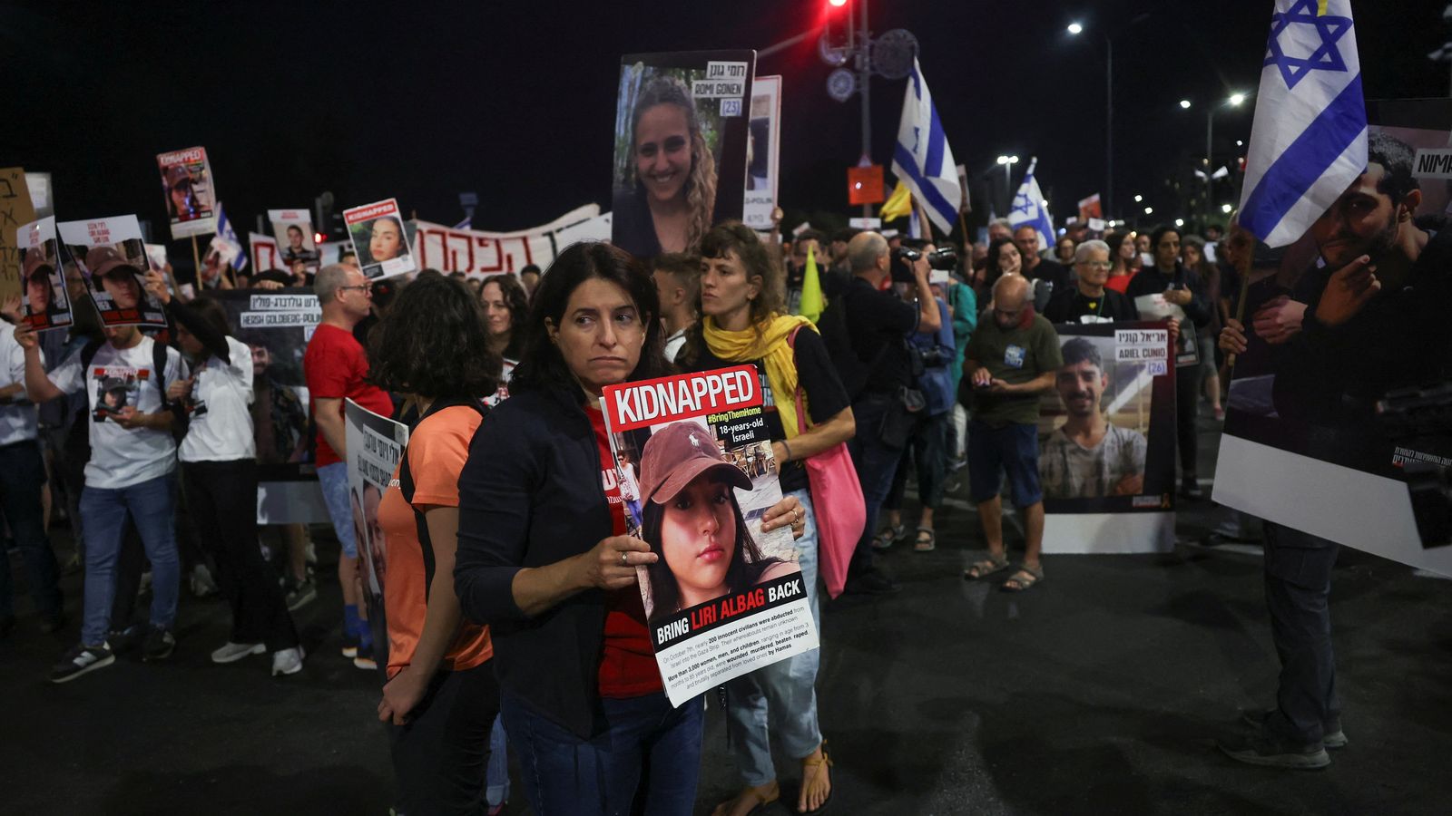 Familiars d'ostatges reclament el govern israelià l'alliberament en una manifestació a Tel-Aviv