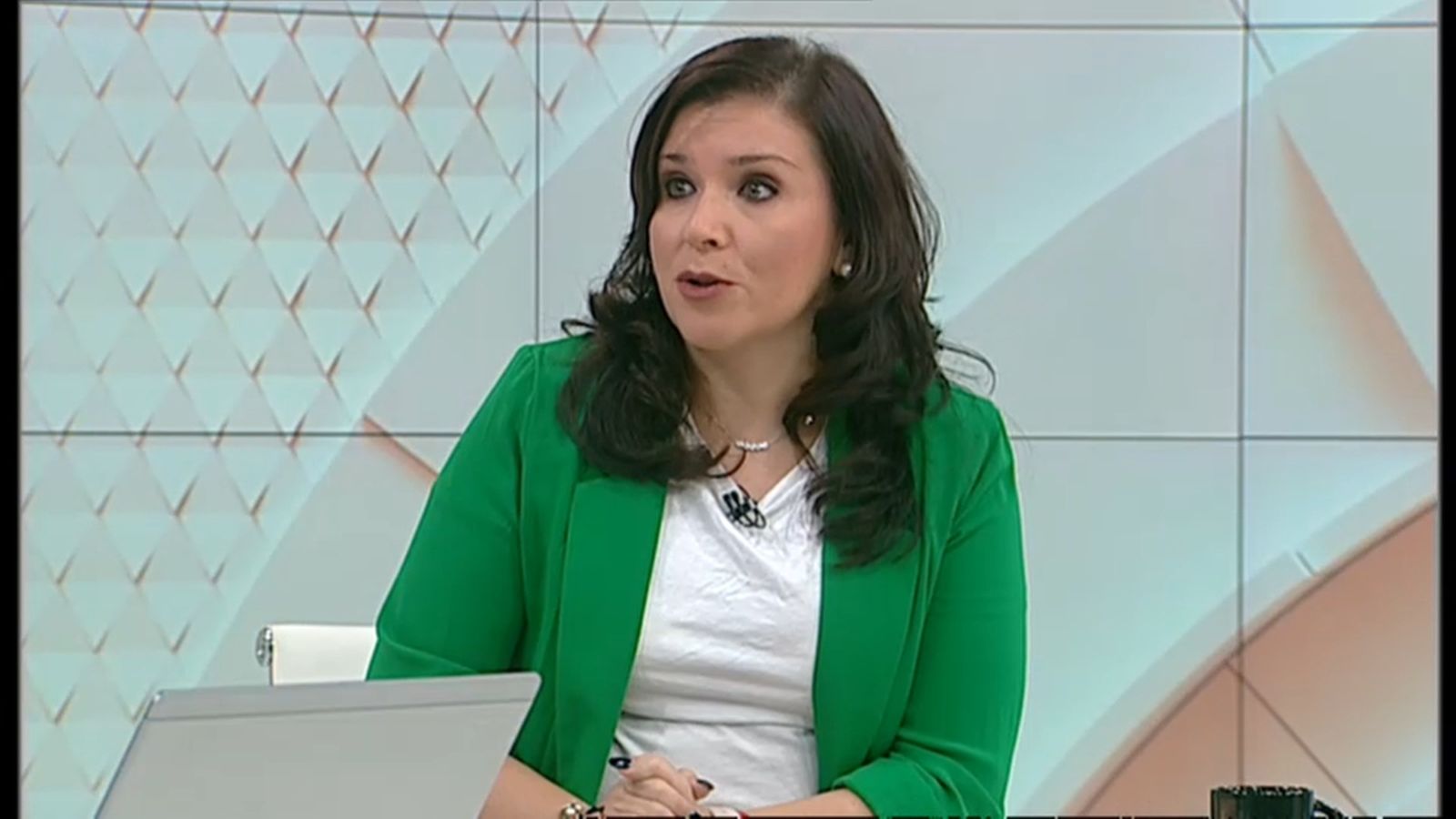 Mari Carmen Sánchez, al plató d'À Punt NTC durant una entrevista