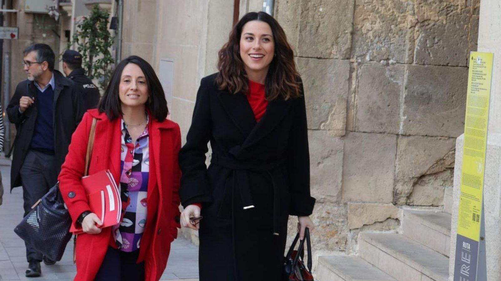 La consellera de Política Territorial, Rebeca Torró, i la vicepresidenta, Aitana Mas, aquest divendres a Alacant