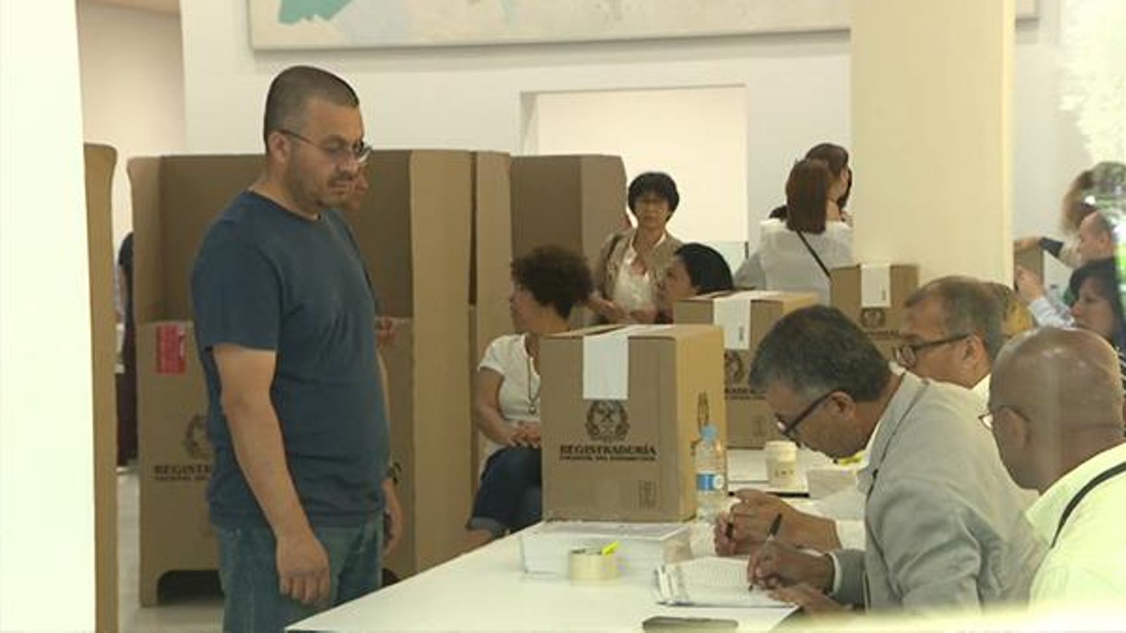 Colombians residents a València voten a la Fundació Bancaixa | À Punt