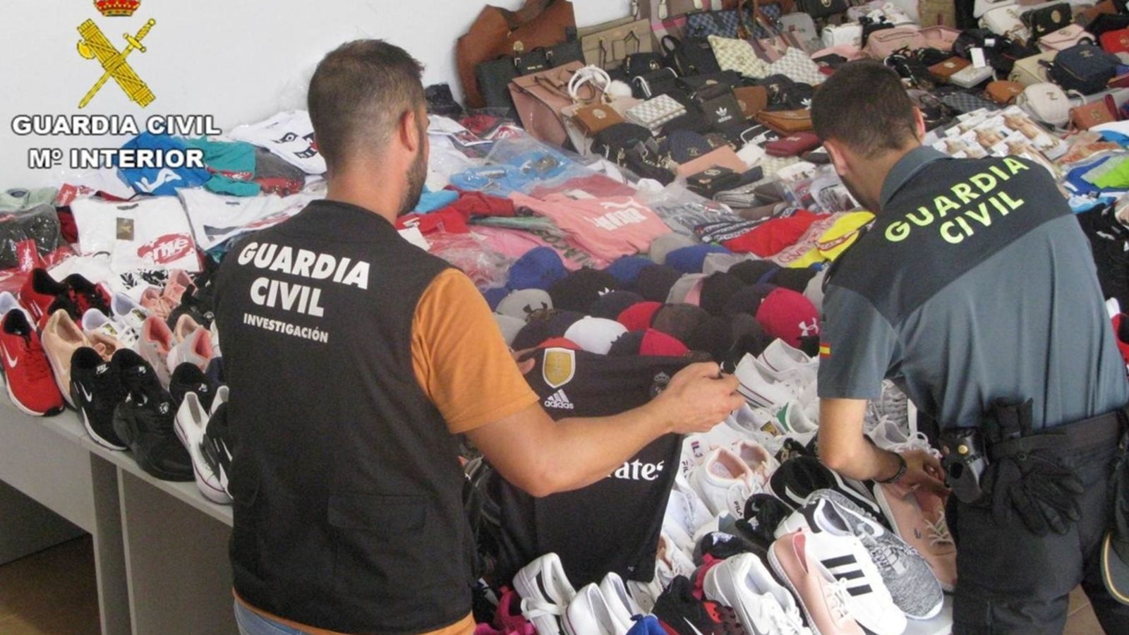 Els presumptes autors haurien comés delictes contra la propietat industrial i contra la propietat intel·lectual.