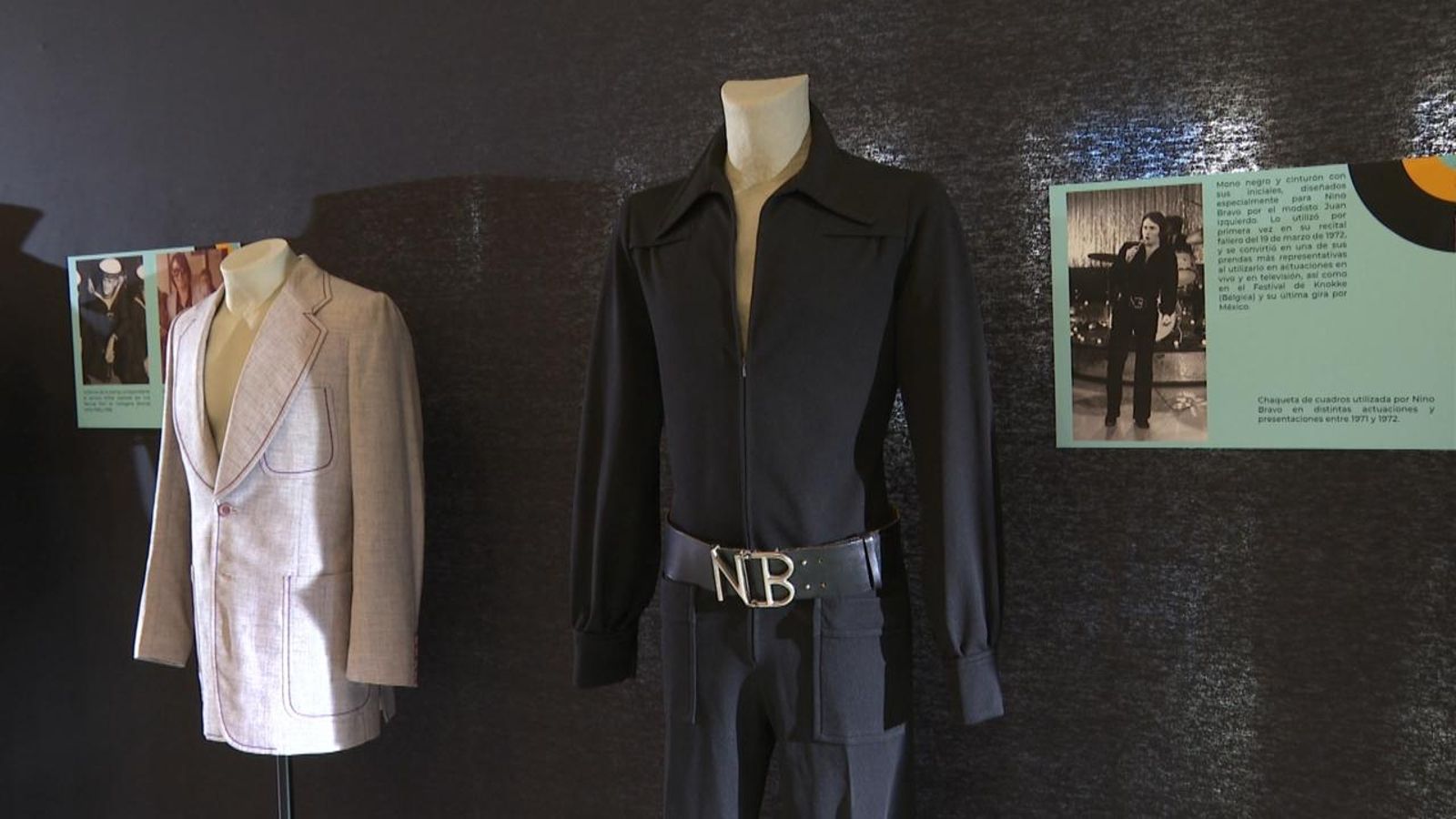 Dos vestits que formen part de la mostra de l'Ateneu Mercantil sobre Nino Bravo