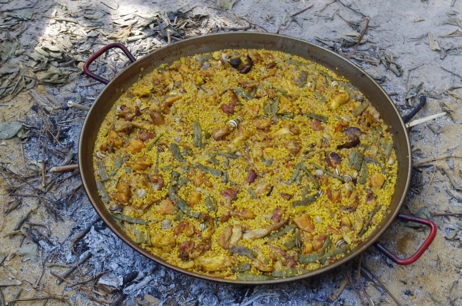 Paella valenciana amb conill, pollastre, bajoqueta, garrofó i caragols