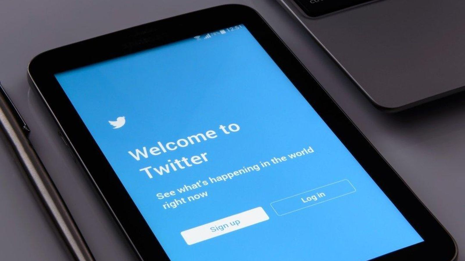 “Llig-ho abans de retuitejar-ho”: l'actualització de Twitter que pretén limitar la difusió de notícies falses