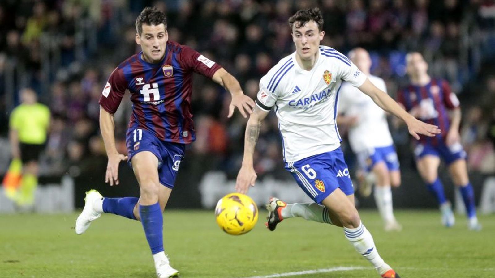 Juanto Ortuño disputa una pilota amb Francés, del Saragossa