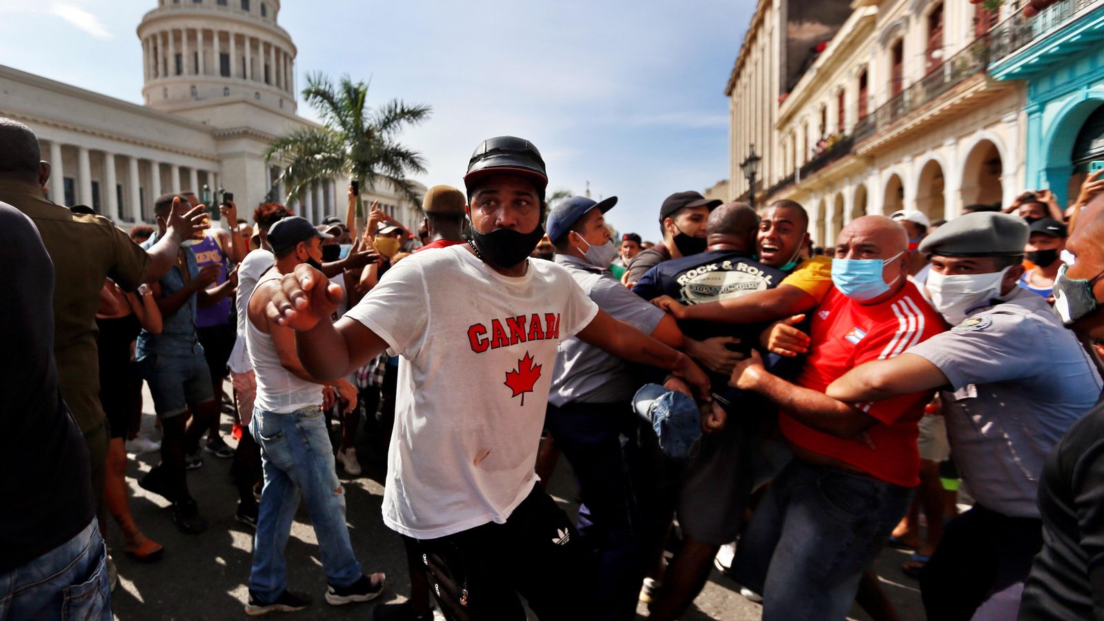 Policies arresten a manifestants enfront del capitoli de Cuba aquest diumenge, a l'Havana (Cuba)