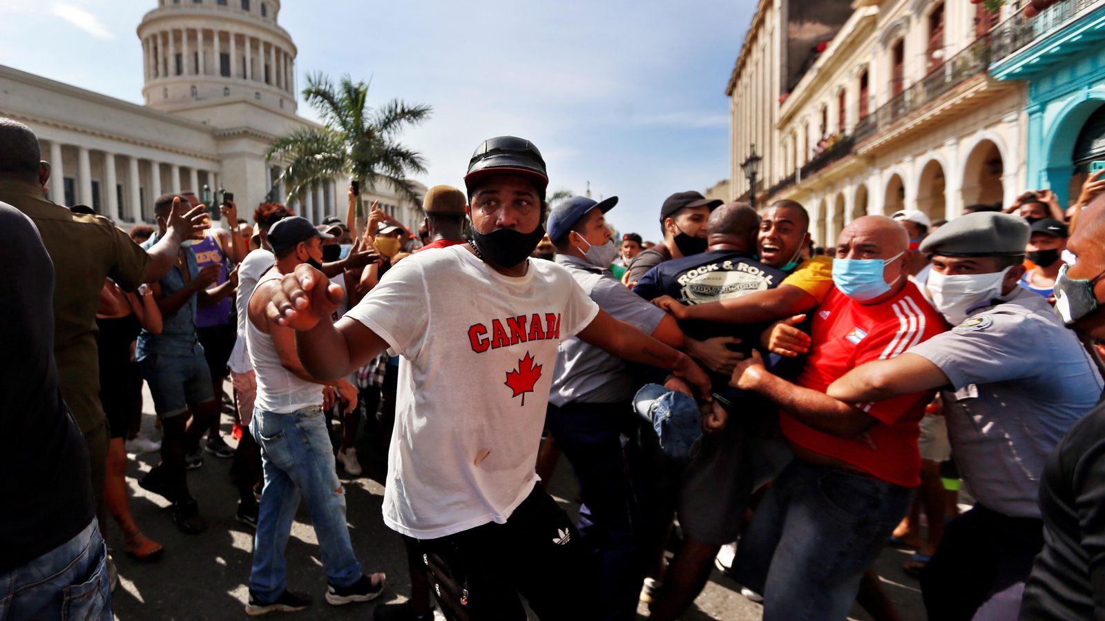 Policies arresten a manifestants enfront del capitoli de Cuba aquest diumenge, a l'Havana (Cuba)