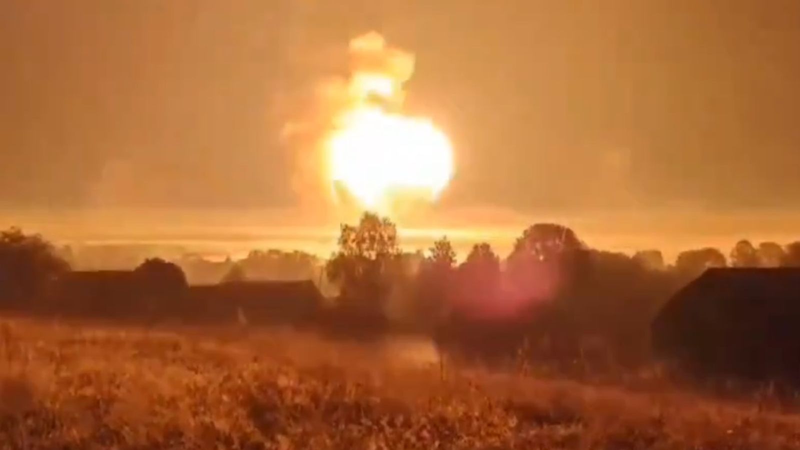 Incendi en un magatzem d'armes a la ciutat de Toporets, Rússia