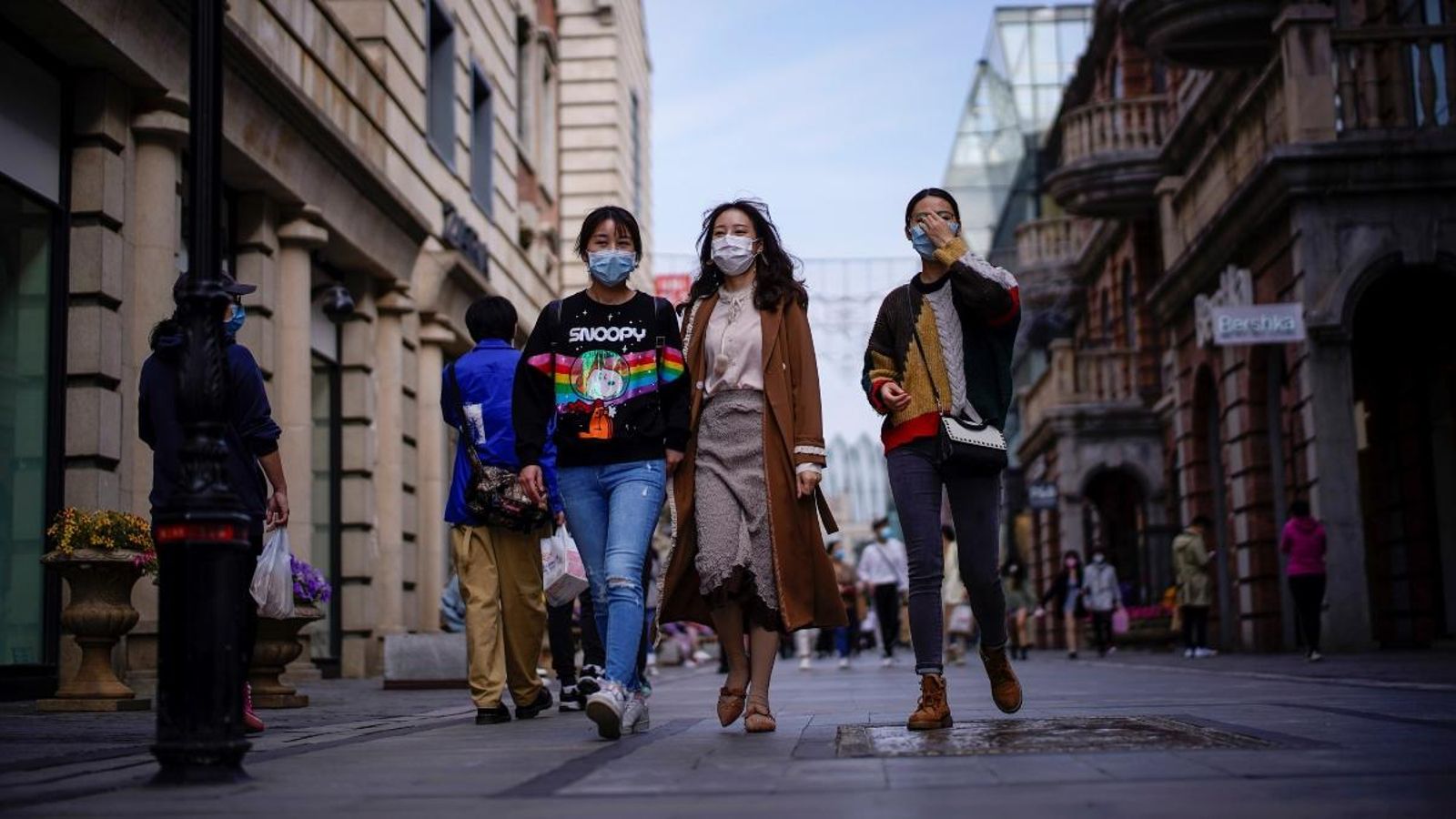 Joves amb mascaretes després que s’alçara el confinament a Wuhan, el passat 14 d’abril