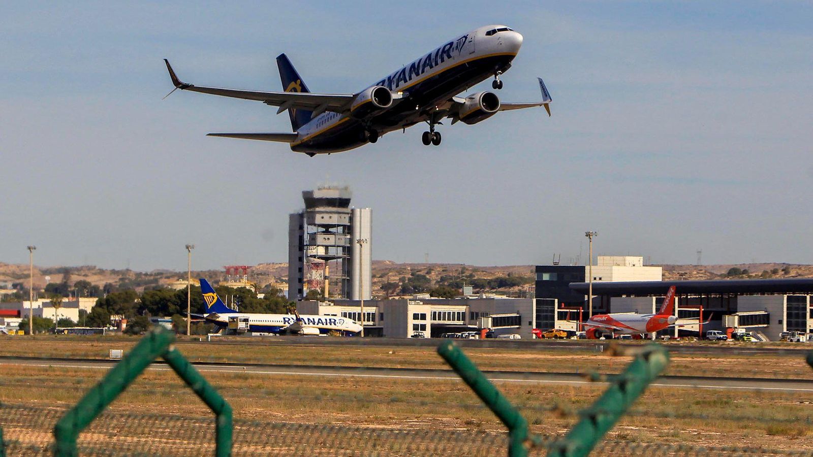 Un avió s'enlaira a l'aeroport d'Alacant en una imatge d'arxiu