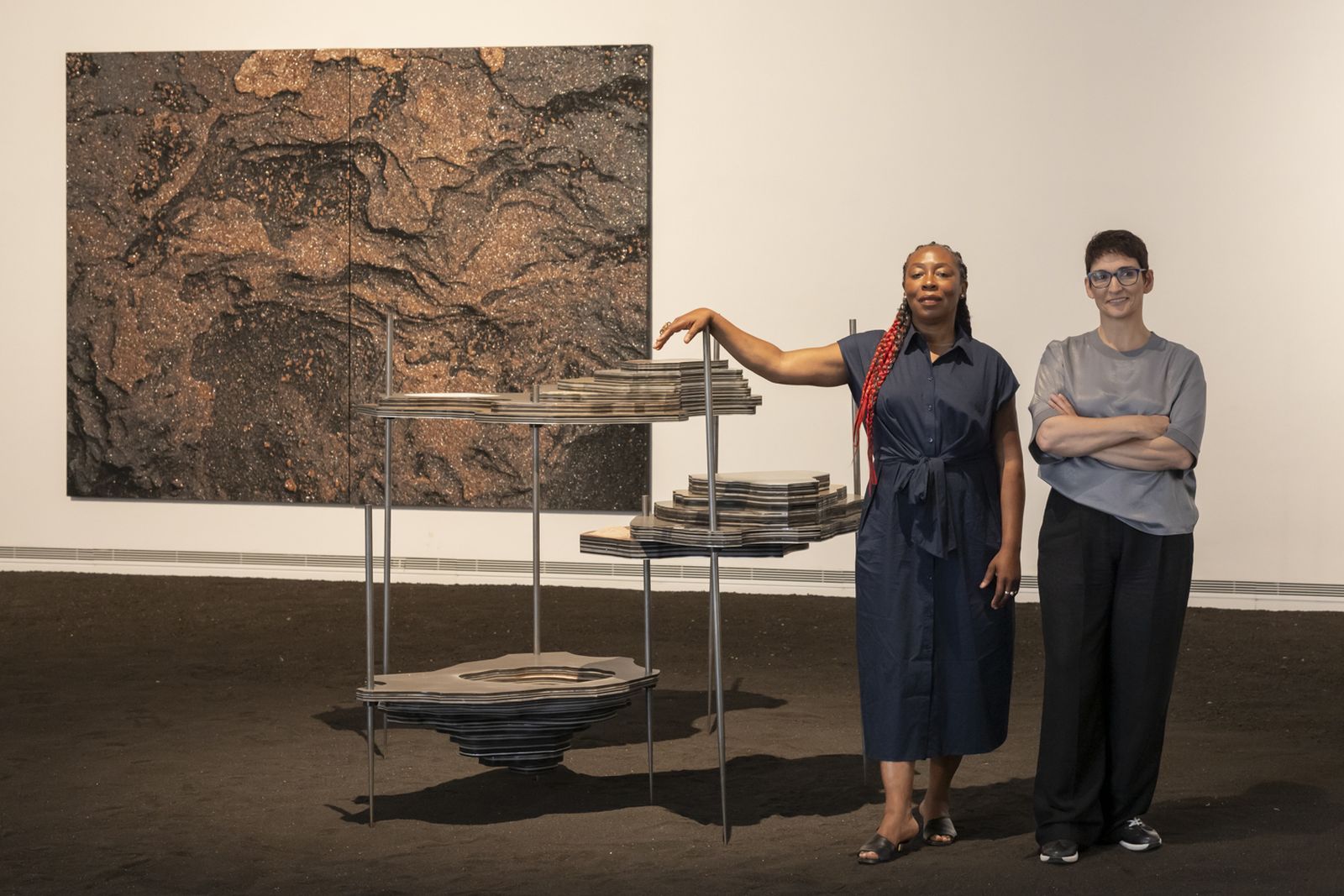 L'artista Otobong Nkanga juntament amb  la directora de l'IVAM i comissària de l'exposició, Nuria Enguita