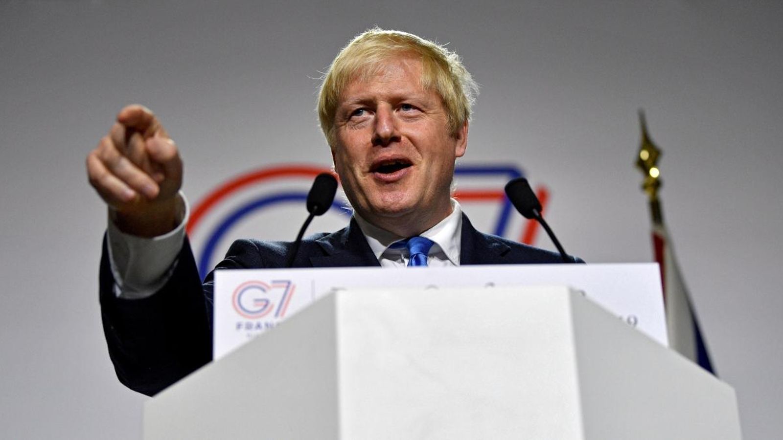 Boris Johnson durant una roda de premsa en la cimera del G7 celebrada a Biarritz, França