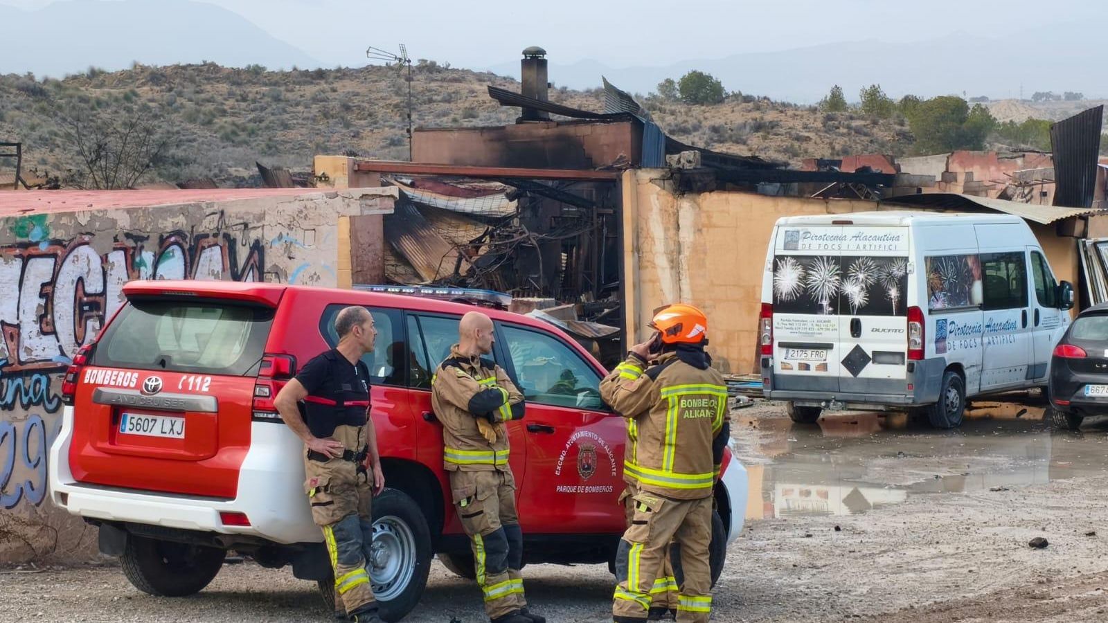 Efectius dels bombers d'Alacant treballen en l'extinció del foc
