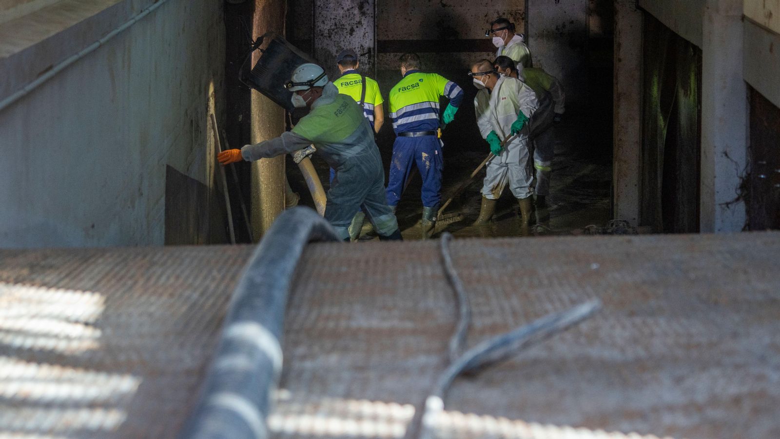 Un grup d'operaris neteja uns dels soterranis negats a Massanassa