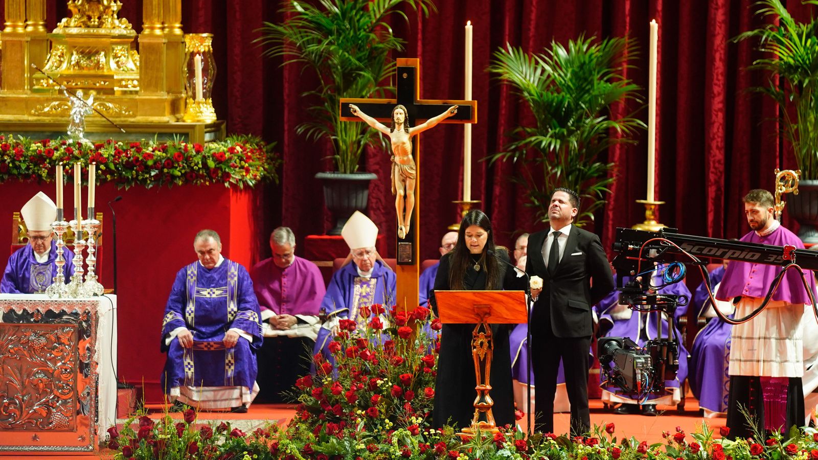 Liliana Sáez, filla d'una de les víctimes, durant el funeral