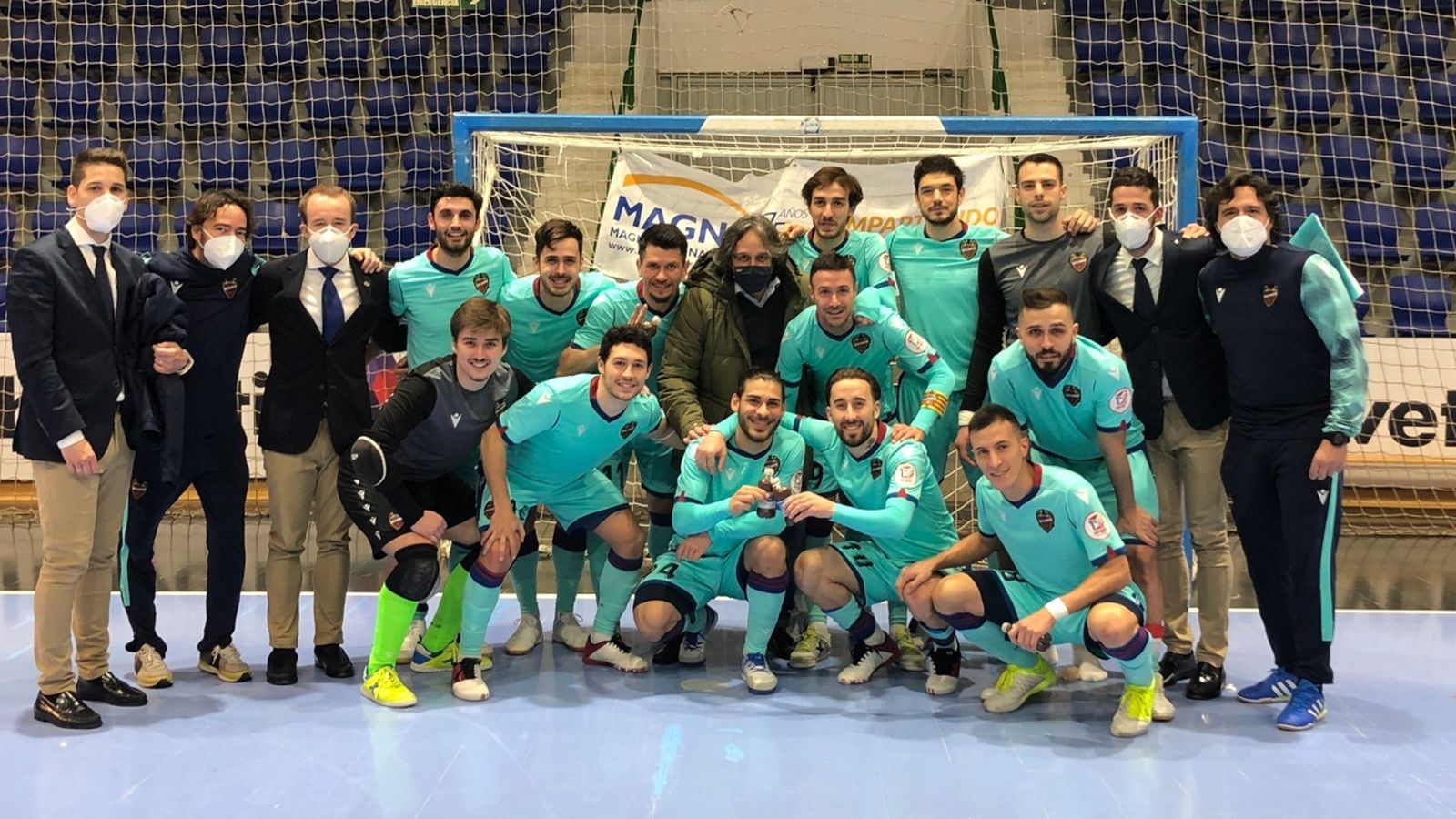 Els jugadors del Llevant van celebrar la victòria a Pamplona