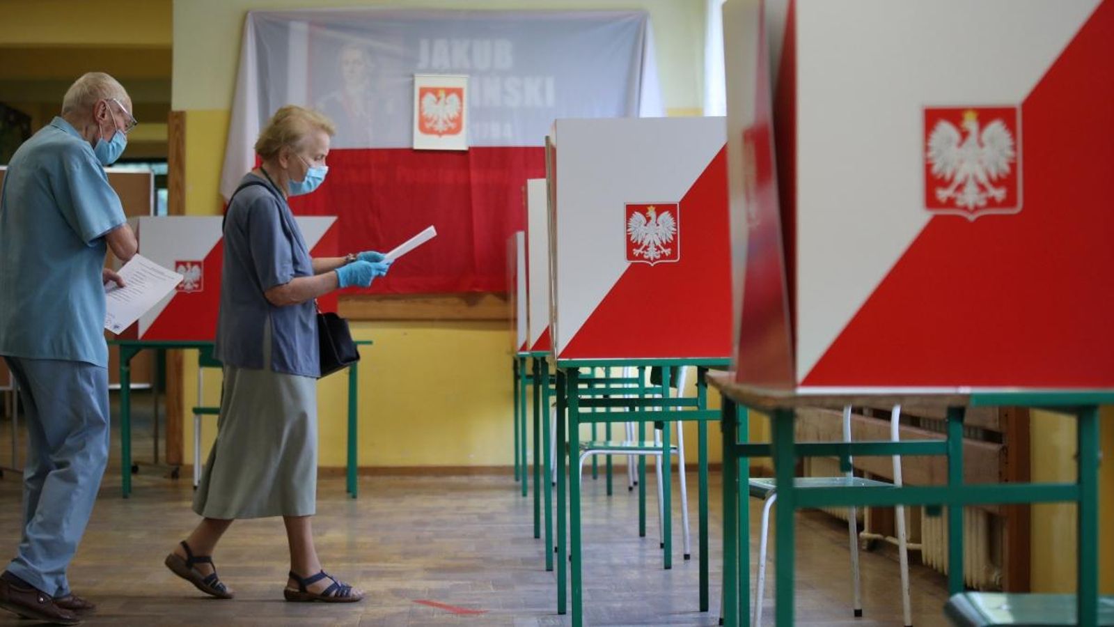 Electors polonesos amb mascaretes voten als col·legis electorals