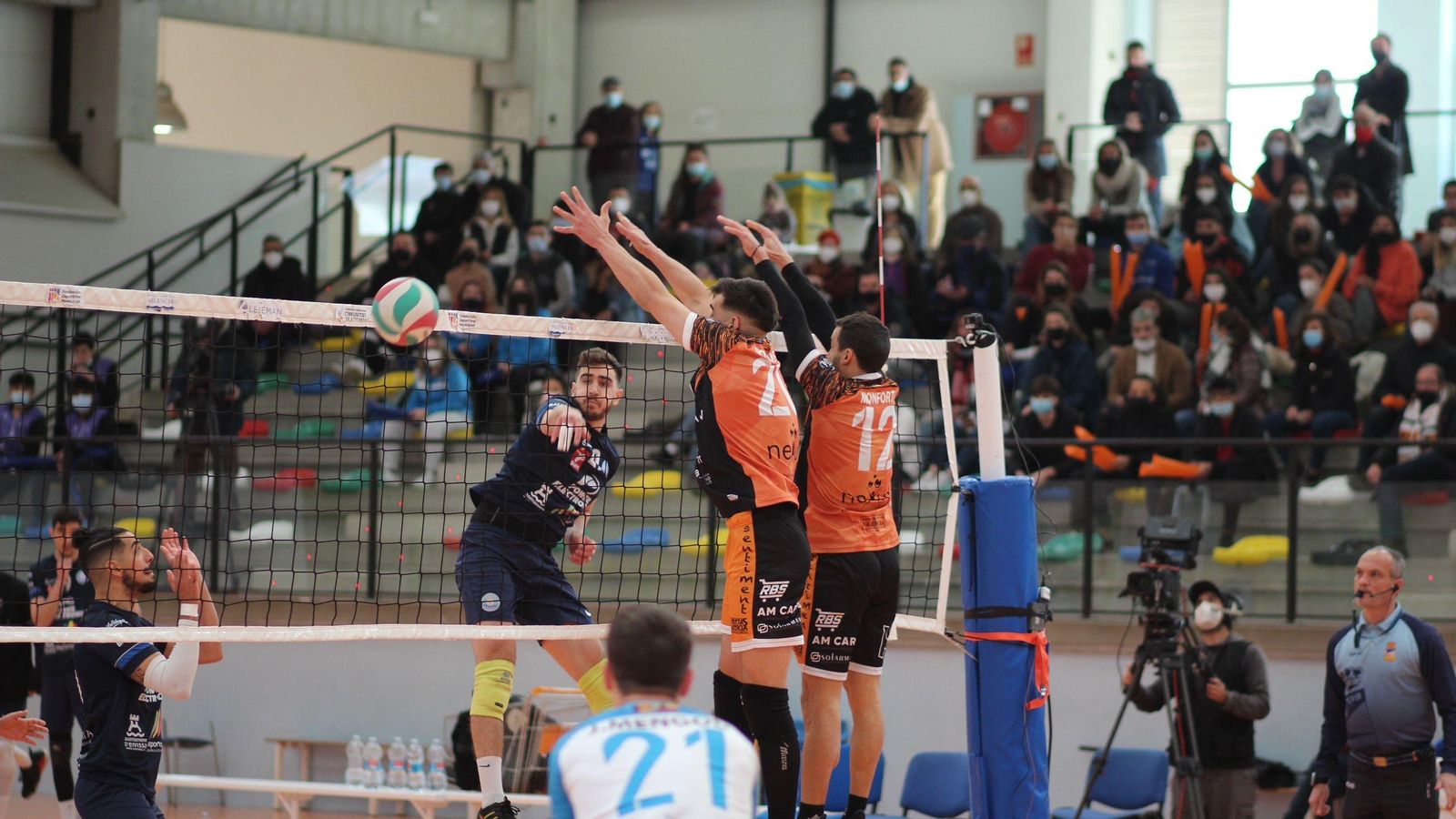 Dos jugadors del Voleibol València tracten de blocar un llançament rival Dos jugadors del Voleibol València tracten de blocar un llançament rival