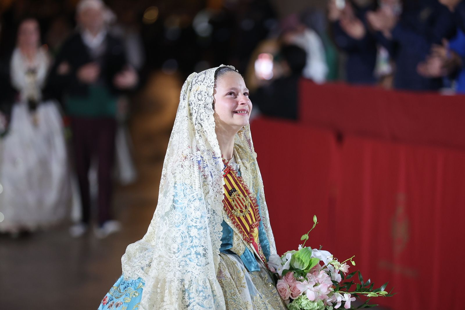 Marta Mercader, fallera major infantil de València 2026, ofrena el ram a la Mare de Déu