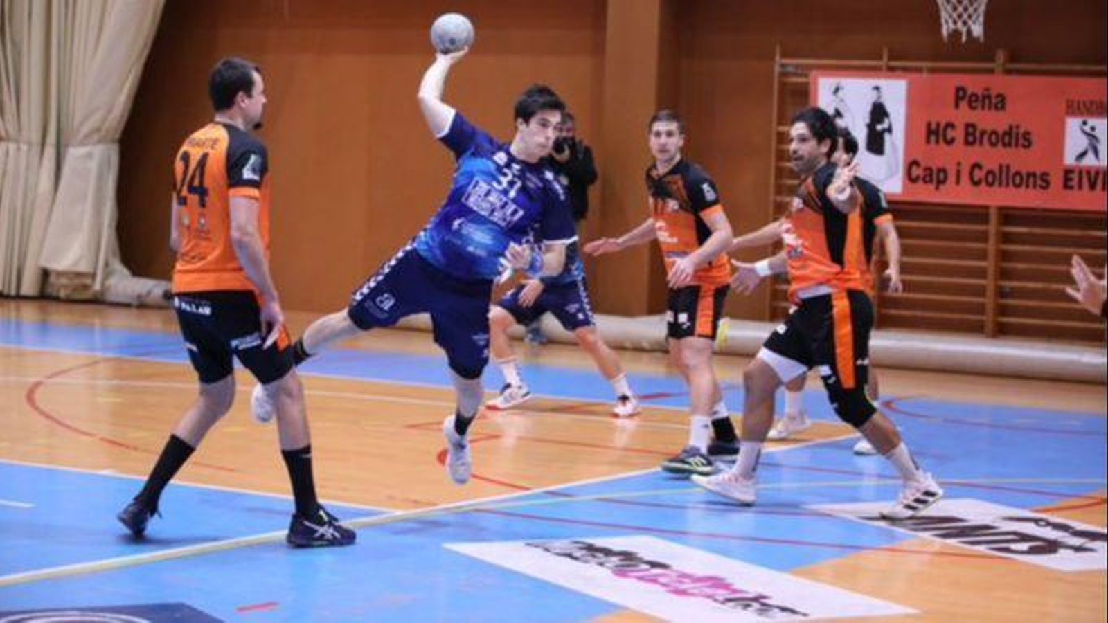 Eduardo Calle fa un llançament a porteria