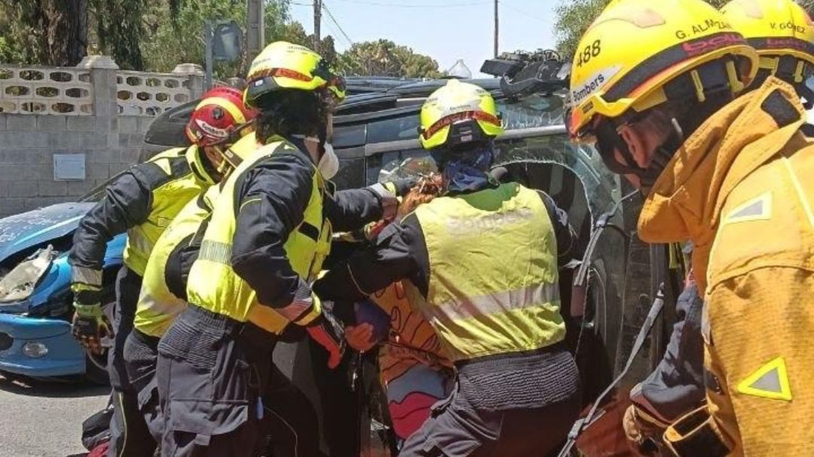 Els bombers excarceren una dona que havia quedat atrapada en un dels vehicles