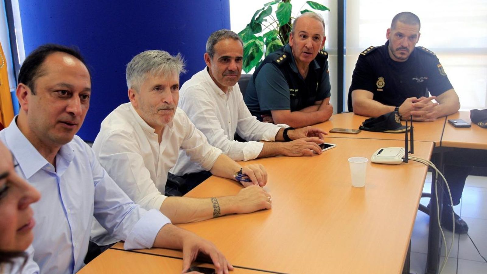 Grande-Marlaska (segon per l'esquerra) durant la visita a Algesires (Cadis) per a supervisar el dispositiu de salvament i acollida de migrants.