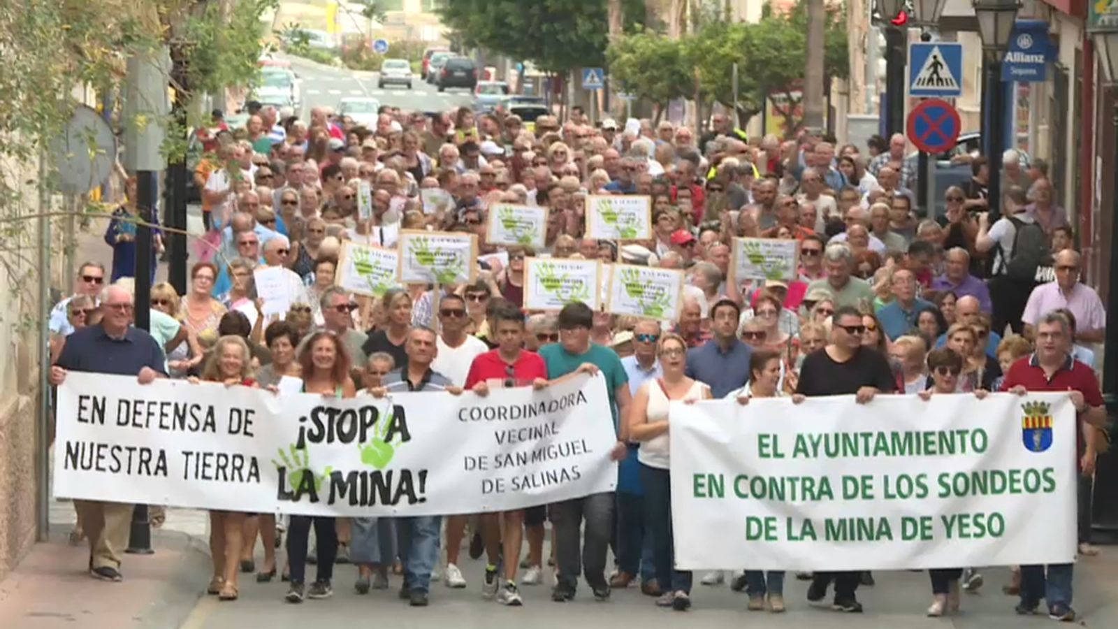 Veïns i Ajuntament s'han manifestat junts contra la mina d'algeps
