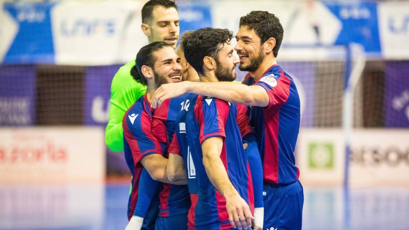 Els jugadors granota celebren un dels gols