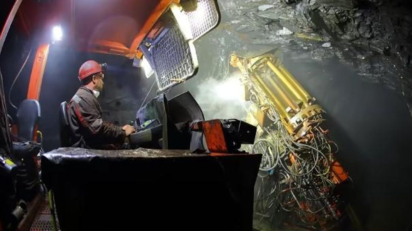 Entre els afectats pel tall d'electricitat provocat per l'atac rus hi ha 113 miners que van quedar bloquejats sota terra i que finalment han pogut eixir ja a la superfície, segons Vilkul.