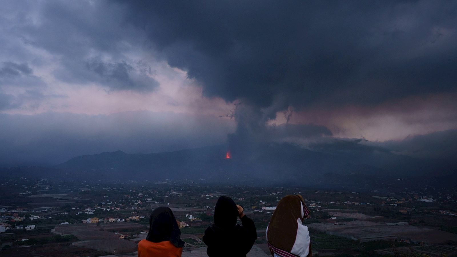 Una colada de lava es desplaça pel barri de Todoque, on els veïns estan sent desallotjats